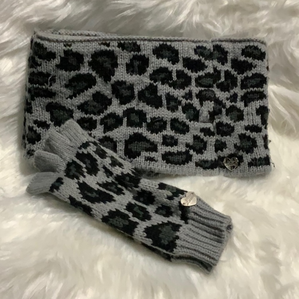 💕🧣BETSY JOHNSON Infinity 🧣 scarf and fingerless gloves 🧤 animal print. 🧣💕